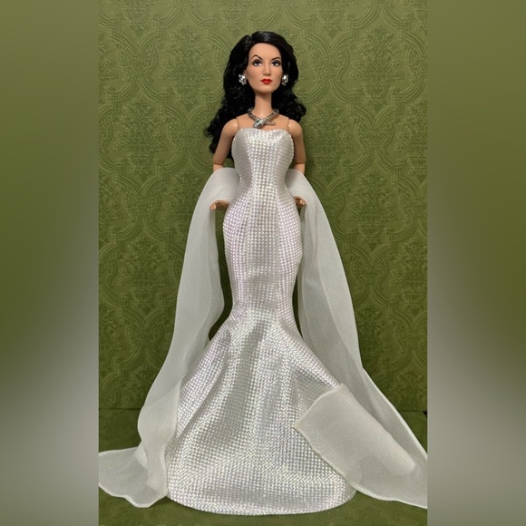 💎BARBIE MARIA FELIX DOLL SIGNATURE IN BEIGE DRESS AND SNAKE JEWELRY “CUSTOM” 💄 - Picture 10 of 10